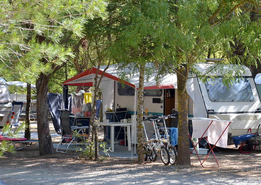 Grand emplacement arboré pour camping-car, caravane, tente.